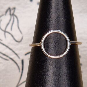 Bague cercle minimaliste en argent sterling 925, au design épuré et intemporel. Un bijou élégant qui sublime votre style avec finesse et modernité.