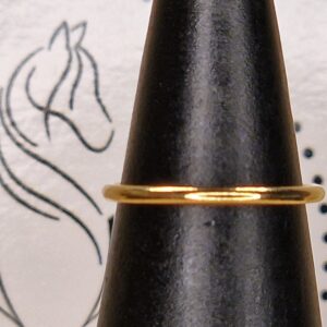 Bague jonc en gold filled au design minimaliste et élégant, apportant une touche raffinée à votre style avec sa finition dorée lumineuse.