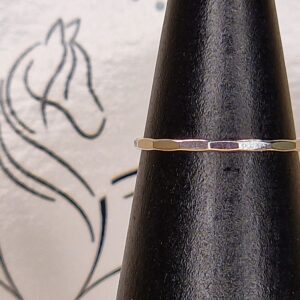 Bague martelée à facettes en argent Sterling 925. Son design artisanal et sa texture subtile apportent une touche élégante et intemporelle à votre style.