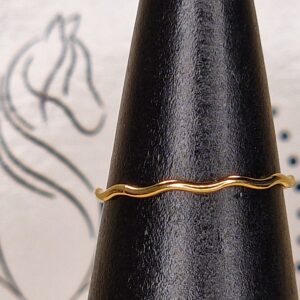 Une bague ondulée en gold filled 14k, élégante et moderne, reflétant la lumière avec finesse. Son design fluide apporte une touche raffinée et intemporelle à chaque style.