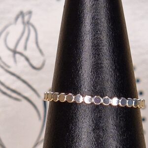 Bague élégante en argent massif 925, ornée de mini pastilles délicates, offrant un design raffiné et intemporel.
