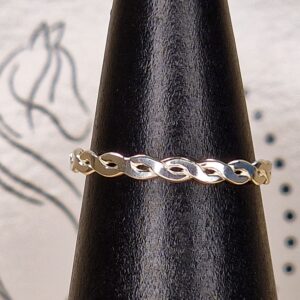 Élégante et intemporelle, la bague tressée en argent sterling 925 sublime chaque instant avec finesse. Son design entrelacé symbolise les liens précieux et l'harmonie, faisant d'elle un bijou à porter au quotidien ou à offrir en souvenir d’un moment unique.