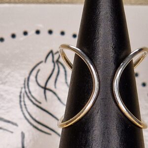 Bague Parenthèses inversées en argent Sterling 925, au design épuré et moderne. Un bijou raffiné et intemporel, parfait pour une touche élégante et minimaliste.