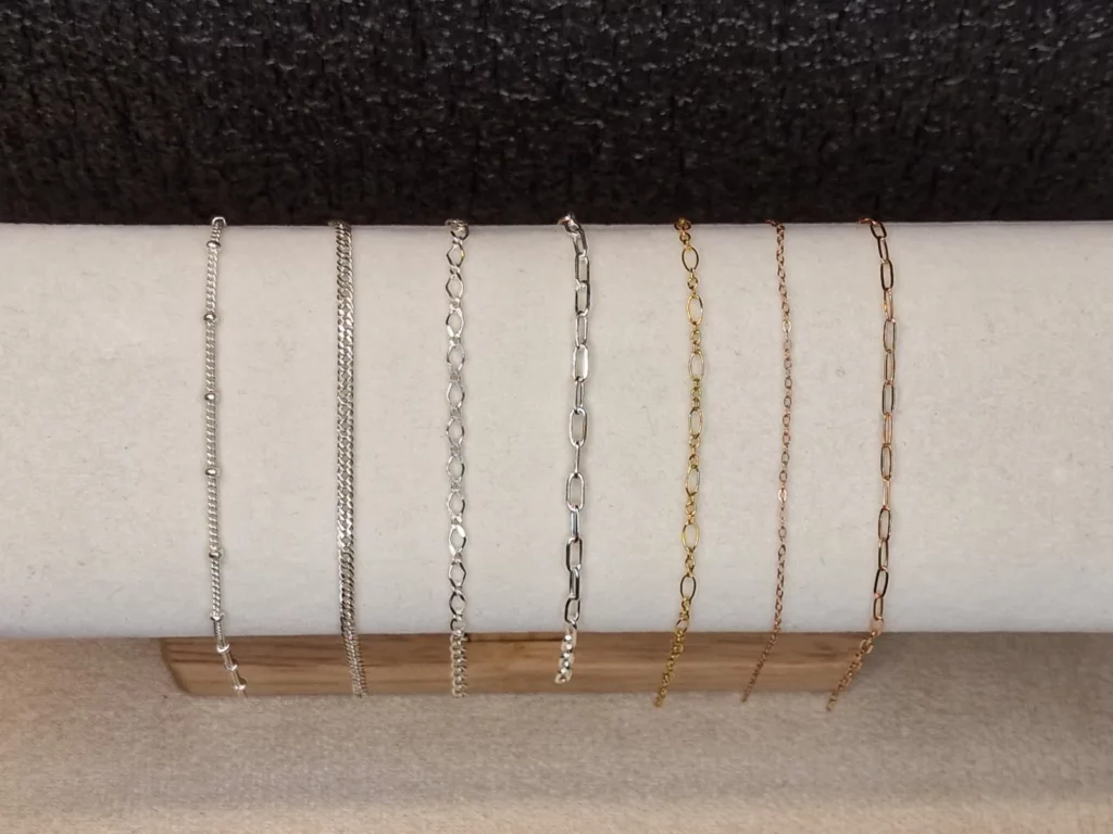 Présentoir de 7 chaînes de la catégorie Mauve, comprenant 4 chaînes en argent sterling et 3 chaînes en gold filled or jaune et or rose, pour bracelets permanents Naal-Store.