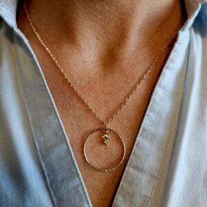 Collier élégant avec anneau diamanté en Gold Filled 14k et breloque en quartz fumé doré à l'or fin. Un bijou raffiné et intemporel, parfait pour sublimer une tenue.