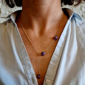 Collier en Gold Filled 14k avec trois perles de lépidolite. Un bijou élégant et raffiné, parfait pour apporter une touche naturelle et intemporelle à votre tenue.