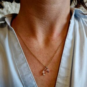 Collier en Gold Filled 14k, orné d’une breloque Quartz Rose dorée à l’or fin et d’un Cristal de Swarovski rose. Un bijou lumineux et raffiné, parfait pour une touche élégante et intemporelle.