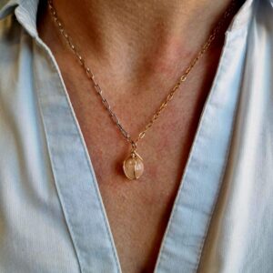 Collier en Gold Filled 14k et argent Sterling 925, agrémenté d’une perle gemme Pierre du Soleil et d’un kit fermoir assorti. Un bijou élégant et lumineux, parfait pour toutes les occasions.