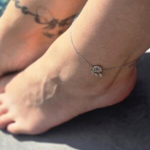 Chaîne de cheville en argent 925 ornée d'un délicat motif attrape-rêve, symbole de protection et de douceur. Un bijou raffiné pour sublimer votre style avec élégance.