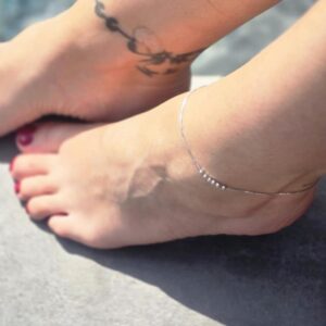 Chaîne de cheville élégante en argent rhodié avec 6 boules