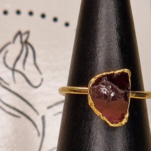 Bague druzy grenat en argent 925 doré à l’or fin, ajustable, au design texturé et reflets rouges profonds