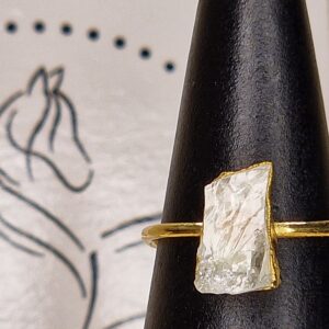 Bague drusy en cristal de roche, monture ajustable en argent 925 doré à l’or fin, au design texturé et éclat translucide naturel