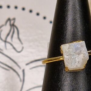 Bague drusy pierre de lune en argent 925 doré à l’or fin, ajustable, au design texturé et reflets bleutés irisés en fonction du rayonnement du soleil