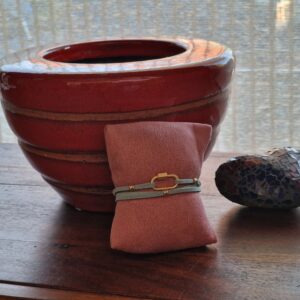 Bracelet double en faux daim avec Mousqueton mat doré et anneaux plaqués flash 18K, disponible en 15 couleurs