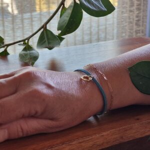 Bracelet simple en faux daim avec Breloque "Cercle imparfait", finition plaqué flash 18K, disponible en 15 couleurs