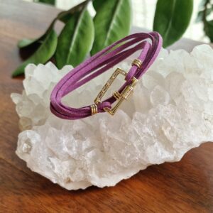 Bracelet double tour en faux daim mauve, avec breloque rectangle en laiton doré incrustée de zircons cubiques CZ et 9 anneaux plaqués flash or 18K. Disponible en 15 coloris élégants.
