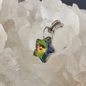 Apportez une touche de magie à vos baskets avec cette breloque étoile aux reflets arc-en-ciel, parfaite pour un look joyeux et lumineux.