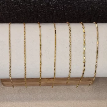 Présentoir de 7 chaînes en gold filled de la catégorie Pourpre, destinées aux bracelets permanents Naal-Store.