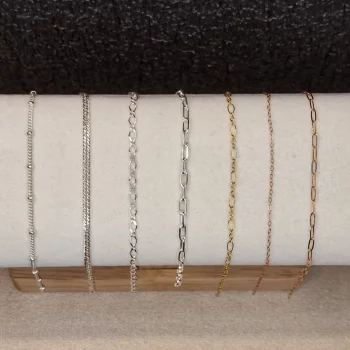 Présentoir de 7 chaînes de la catégorie Mauve, comprenant 4 chaînes en argent sterling et 3 chaînes en gold filled or jaune et or rose, pour bracelets permanents Naal-Store.