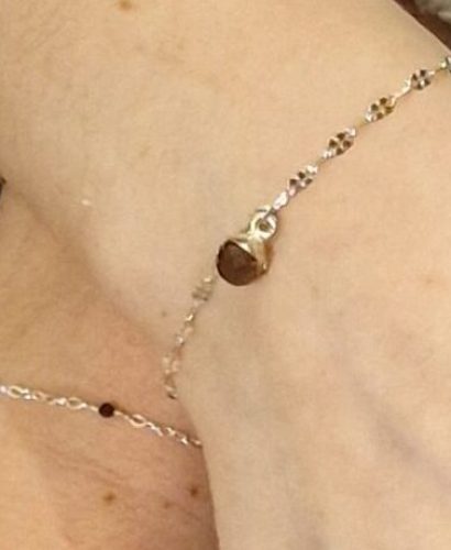 Photo des bras de deux sœurs arborant leurs bracelets permanents Naal-Store, symboles d'élégance et de lien spécial.