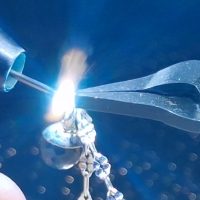 Photo montrant la soudure de l'anneau lors de la pose d'un bracelet permanent Naal-Store.